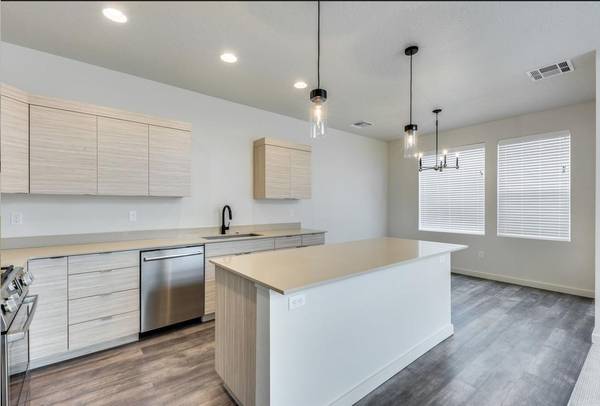 $2,485 / 3br - 1515ft2 - Spacious Townhome with Attached 2-Car Garage! Available NOW! (Eagle)63794945822081122