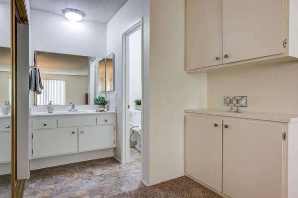 $2,095 / 1br - 611ft2 - TWO-FLOOR TOWNHOME! AVAILABLE 10/16/25 (Tarzana - The Newporter)63876593892355124