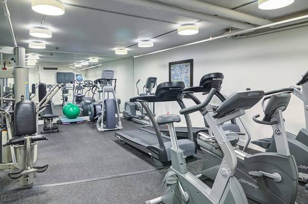 $2,095 / 2br - 910ft2 - Armario empotrado amplio, fácil acceso a la autopista, centro de fitness (Goose Hollow)63672529924611124
