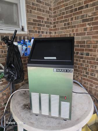 Stand alone ice machine 1