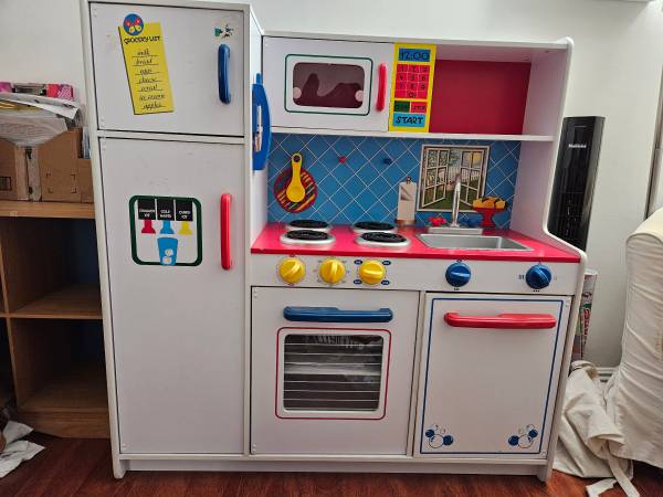 Play kitchen 1