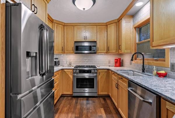 $260,000 / 3br - 1378ft2 - .Where Craftsmanship Meets Comfort—Your Perfect Home Awaits! (Council Bluffs)64021008294787122