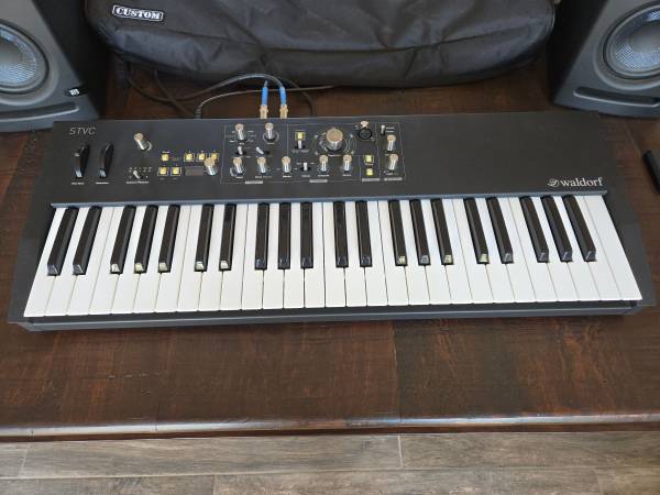 Waldorf STVC String Synth plus cover 1