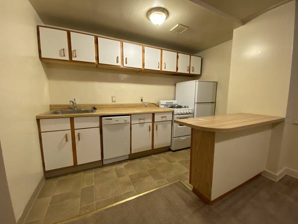 $905 / 1br - Stunning One Bedroom at Chestnut Manor! Heat & Parking Included! (Pittsburgh /  Avalon / Bellevue / North Hills)64013370051075121
