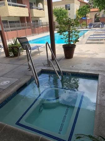 $1,560 / 422ft2 - Comunidad de Estilo Jardín, Estudio, Techo Alto, Balcón, Piscina! (Chatsworth)63700939382787124