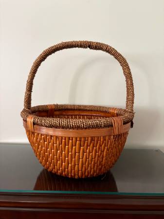 extra large Brown woven wicker round basket - like new 1