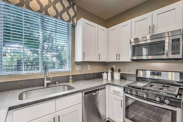 $1,240 / 2br - 894ft2 - Stylish 2-Bedroom, 2-Bath Second-Story Home with Amenities (San Diego)63775434890881122
