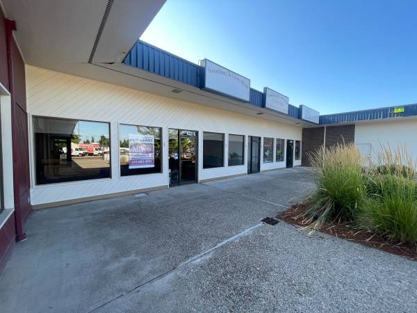 FOR LEASE RETAIL SPACE 4227 MAIN ST. AT MCKENZIE WEST SHOPPING CENTER 1