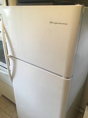 Frigidaire 18 cubic foot fridge for sale 1