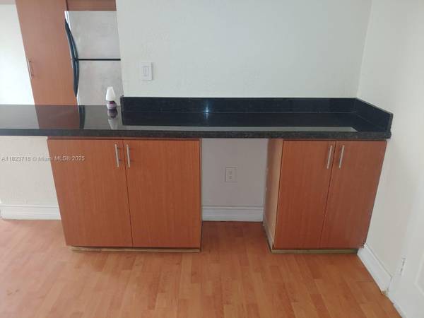 $1,700 / 1br - Upgraded 1Bed/1Bath just one block from the Beach (Miami Beach)64049276517891124