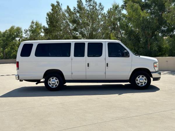 Furgoneta 2012 Ford Econoline Wagon E-350 Super Duty Van 15 pasajeros - $12,800 (Newhall)63618239319683123