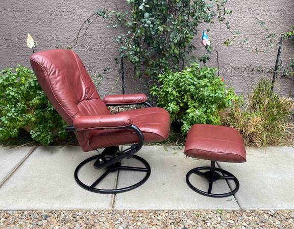Vintage Palliser Leather Recliner with Matching Ottoman  Beautiful vintage Palli 1
