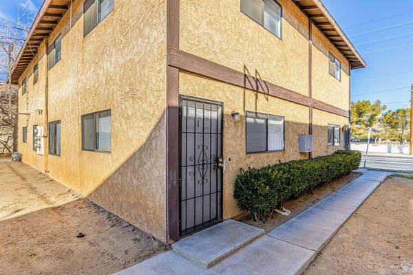 $2,060 / 2br - 1050ft2 - 2 Bed 1 Bath Condo in Lancaster for Rent- Accepting Section 8 (Lancaster)63766989807489120