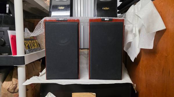 Absolutely Gorgeous Rosewood KEF R300 speakers, sound amazing 1