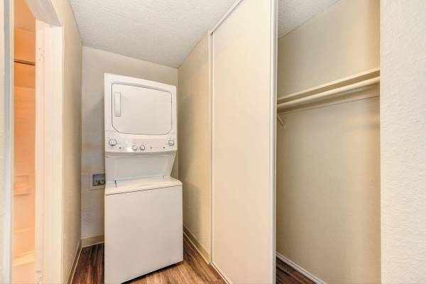 $2,095 / 2br - 837ft2 - LAST CHANCE  Spacious 2x2 in Prime Davis Location  800MBS! (Davis)64044026485634124