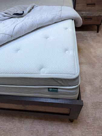 Marco de cama queen, colchón, mesa de noche perfectos! - $250 (FERNDALE)63435780943489123