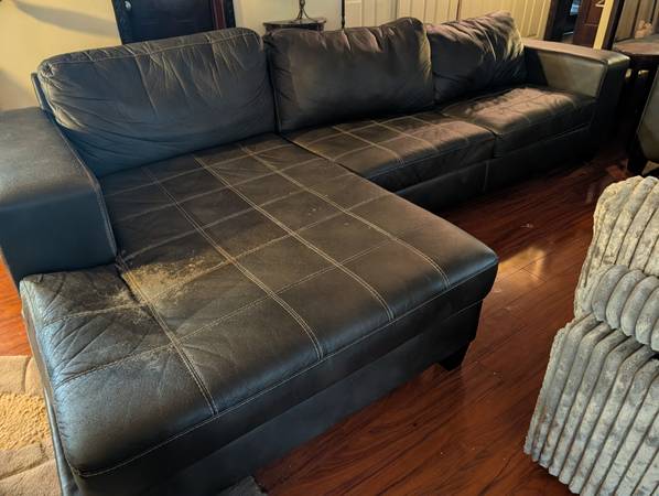 free couch grey 1