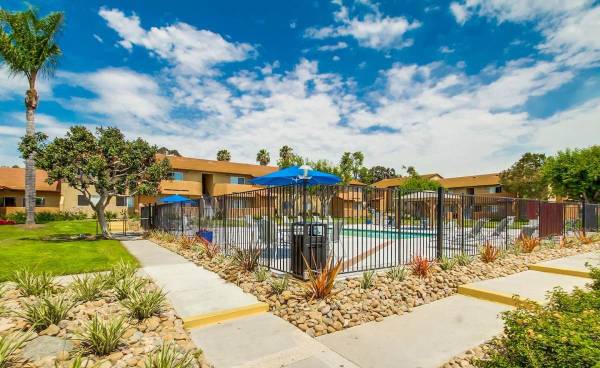 $2,020 / 1br - 839ft2 - Beautiful 1 bed / 1 bath with gorgeous grounds and landscaping (Vista)63621261064193121