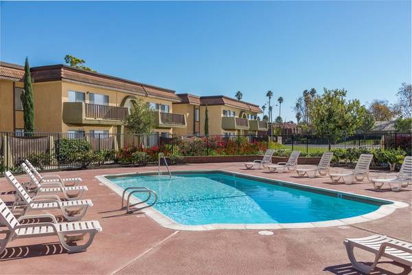 $2,815 / 2br - 978ft2 - Professional On-Site Management, 2 On-Site Laundry Facilities (201 West Vineyard Ave, Oxnard, CA)63668253475457123
