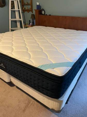 LIKE NEW! Dreamcloud Premier King Mattress 1