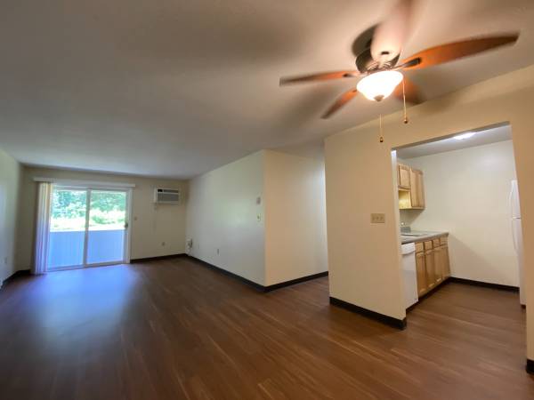 $1,895 / 2br - 833ft2 - 2 BR Apt - Beautiful wooded view - Cat & Small dog WELCOME!!! (163 Eastern Ave, Manchester)63931654674690124
