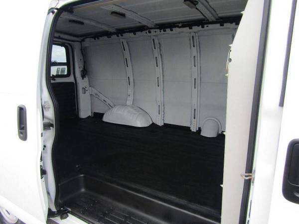2016 Chevrolet Express G-2500 - Photo 11