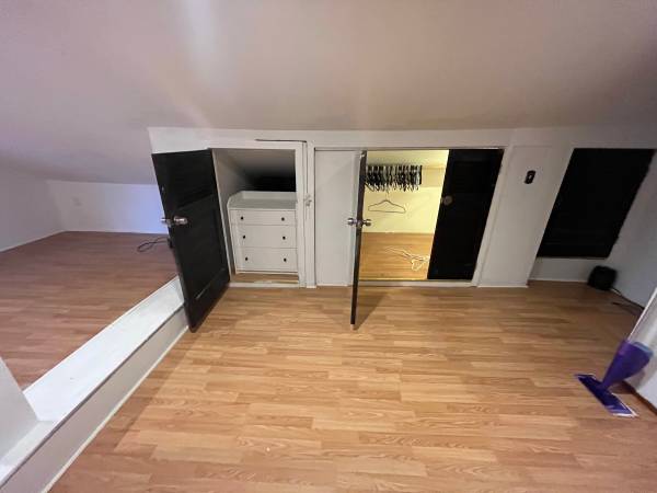 $800 Attic- Level studio on a bus line (Derby)64010164338435122