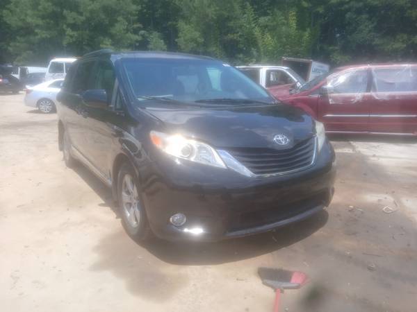 2011 Toyota Sienna 1
