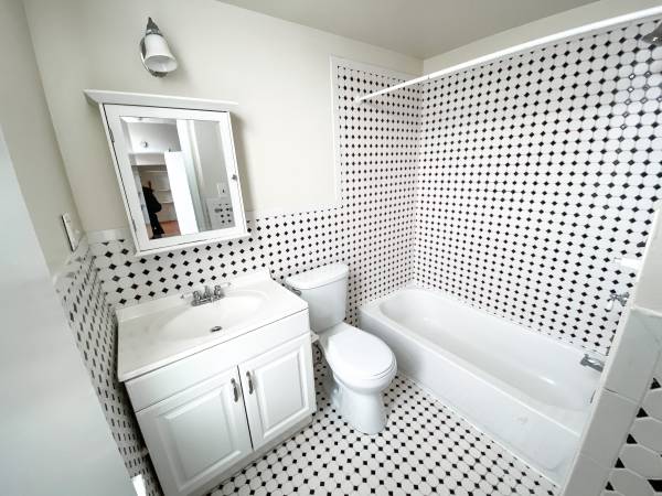 $1,595 / 1br - Spacious 1BR/1BA Located Above Kiddo! 1136 Pine St (Washington Square west)63666799603075124