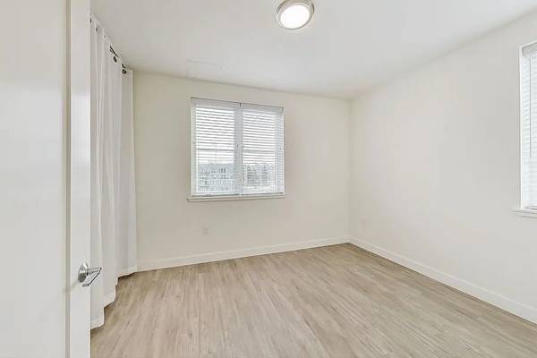 $2,150 / 2br - Modern 2BR/1BA | Rooftop Views + Courtyard | Pet-Friendly Oakland (Pill Hill)63657863627651124