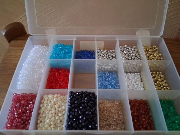 CONTAINER OF RONDELLE BEADS 1