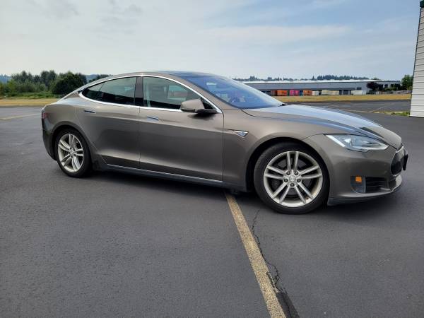 Tesla Model S 85D. 2015 1