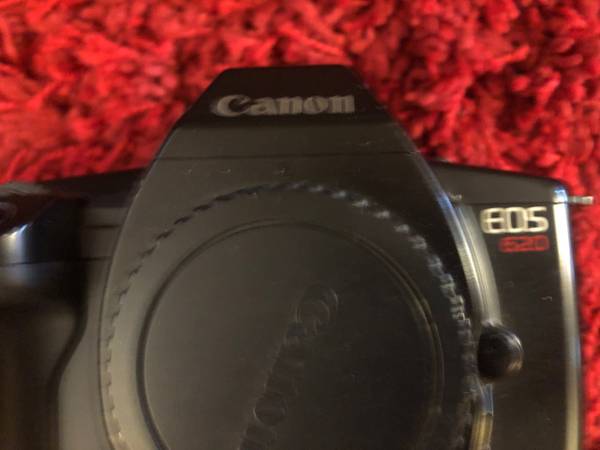 Cuerpo de cámara réflex EOS 620 de 35 mm con Polaroid por M. Forscher - $40 (South Tabor)63471263682049120