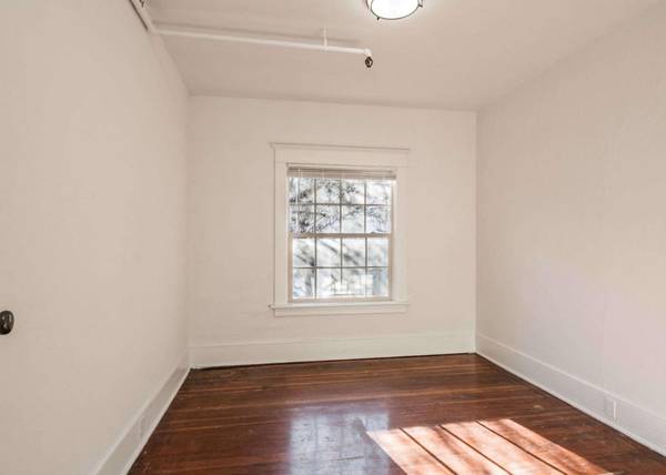 $1,299 / 1br - Bright, Spacious Interior & Practical Amenities! - Near Downtown 1Bed (Slabtown)63999314809090123