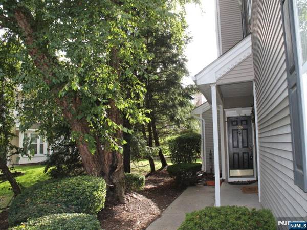 The total package! Res Lease in Clifton. 2 Beds, 2 Baths 1