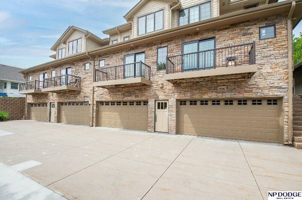 $3000.00 / 3br - 23958ft2 - Charming & Spacious Midtown Home – 3 Bed, 5 Bath | 5138 Dodge St, Omah63681732922883120
