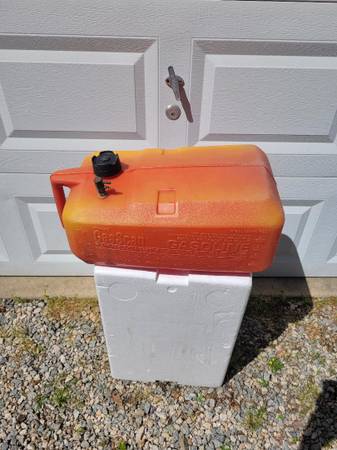 Attwood Plastic 6-Gallon Gas Tank 1