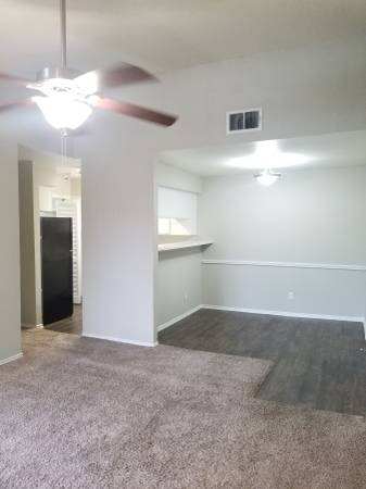 $1,099 / 2 dormitorios - 935 pies² - Apartamento de dos dormitorios y dos baños con chimenea! (6350 Meadowvista Dr.)64036540044033123