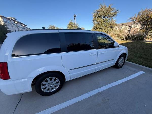 2016 Chrysler Town & Country 1