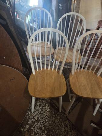 Chais 4 Windsor Style Dining Chairs $20 ea 1