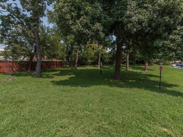 $1,815 / 3br - Unidades renovadas, libre de humo, pisos de madera dura (2100 Parkland Square, District Heights, MD)63779442047745121