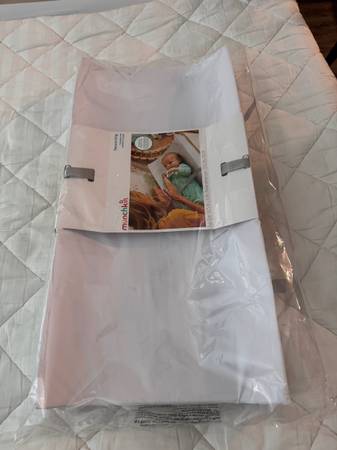 Munchkin changing pad 1