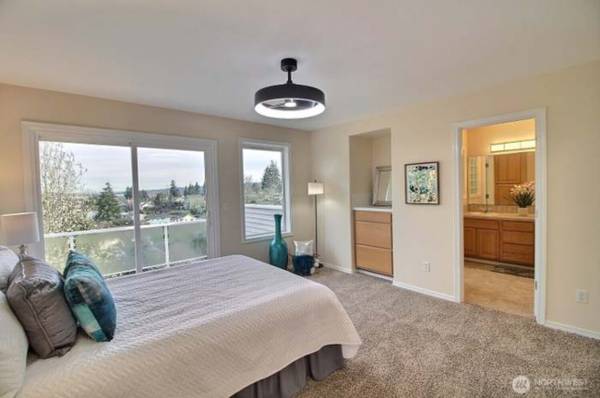 $3,599 / 3br - 2600ft2 - Beautiful Lake Washington view house in Renton (Renton)63866941687555124