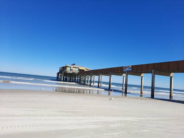 $1,549 / 2br - 1400ft2 - BEACHSIDE IMMACULATE APT STEPS TO ATLANTIC OCEAN WITH FREE WATER! (Daytona Beach Beachside Nonsmoking)63791575603459124