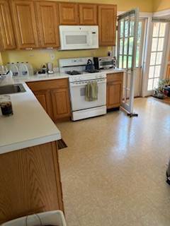 $1,350 Rooms Available in Large Sunny 3BR (Newton)63699196455041122