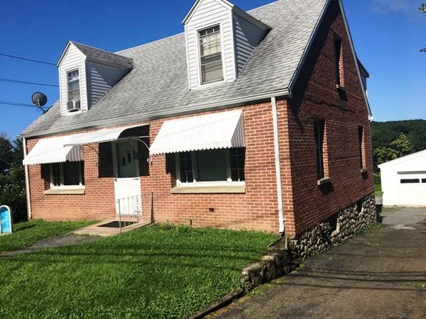 $1,450 / 2br - ....PEACE & QUIET !....w/d in unit....small pets poss..... (SEYMOUR)64010331886211120