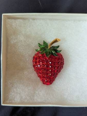 Strawberry brooch 1