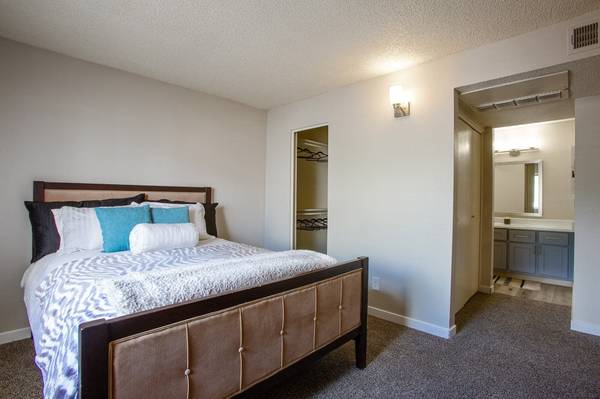 $910 / 1br - 726ft2 - Estacionamiento para invitados, cocina totalmente eléctrica, techos de 9 pies (7700 E Speedway Blvd, Tucson, AZ)63674756453891123