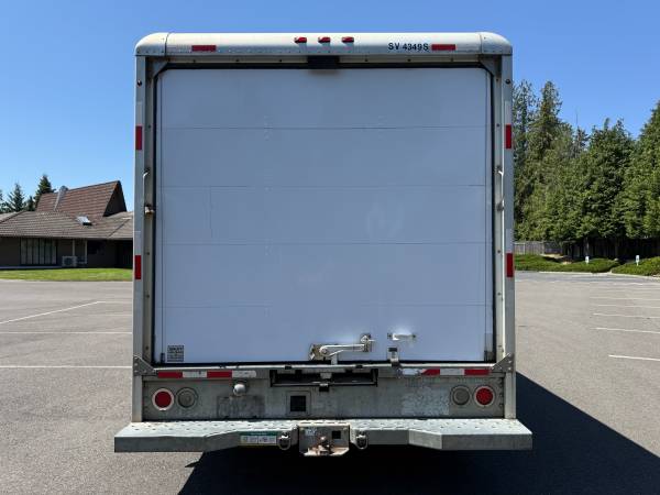 Camioneta Ford Econoline E450 de 12 pies de 2012 con rampa, de un solo dueño - $9.995 (Federal Way)63624452690433123