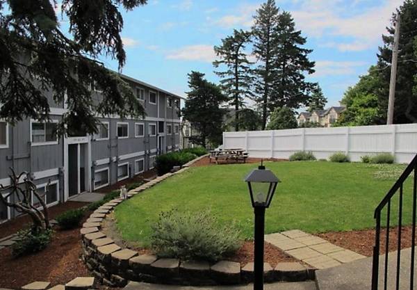 $1,400 / 2br - 12 Mins to Downtown Portland + Holly Farm Skate Park, Updated Carpet (Portland)63867270063875123